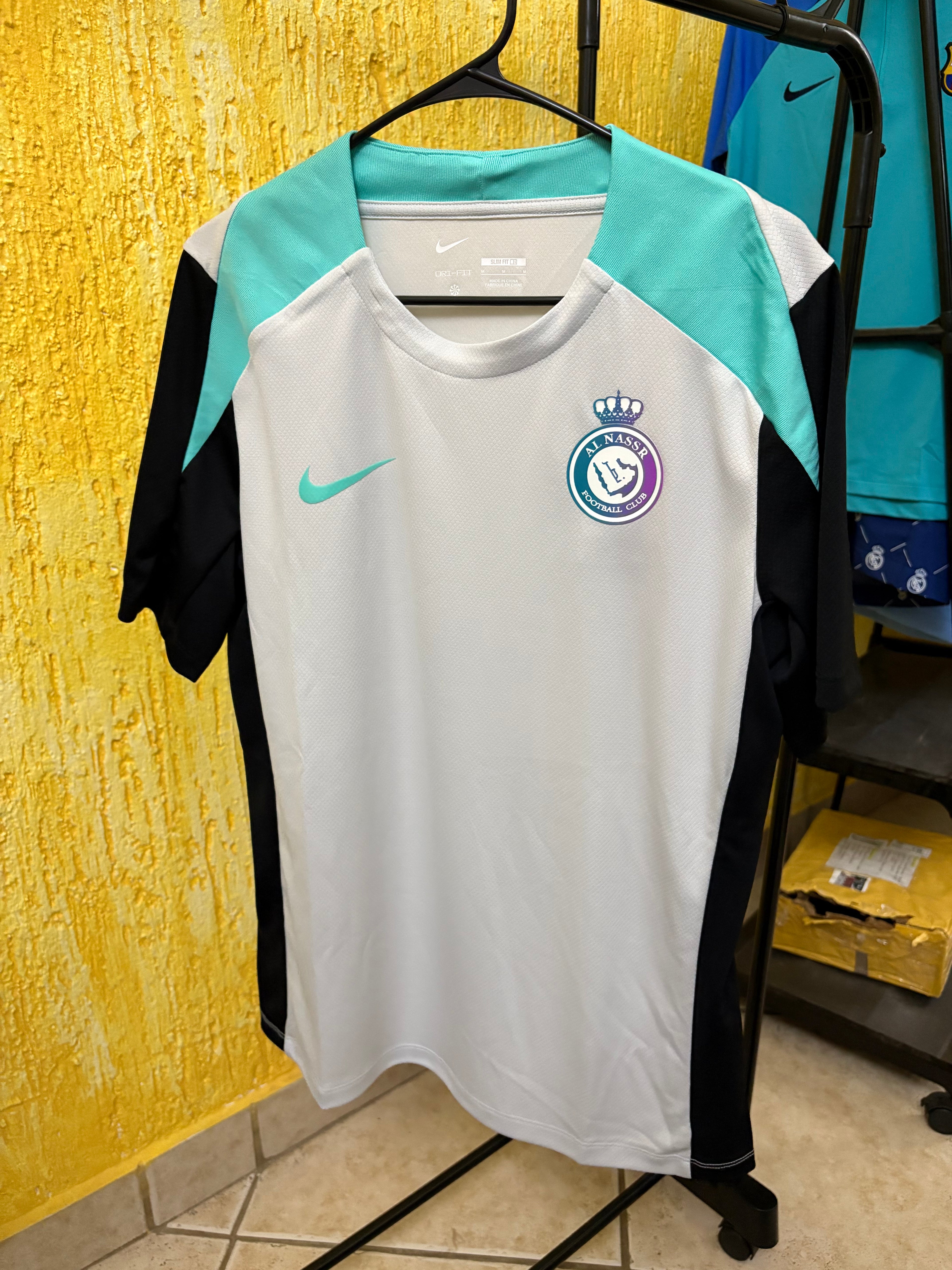 Jersey de entrenamiento Nike Futbol Strike (CON ESCUDO DEL AL NASSR APLICADO )