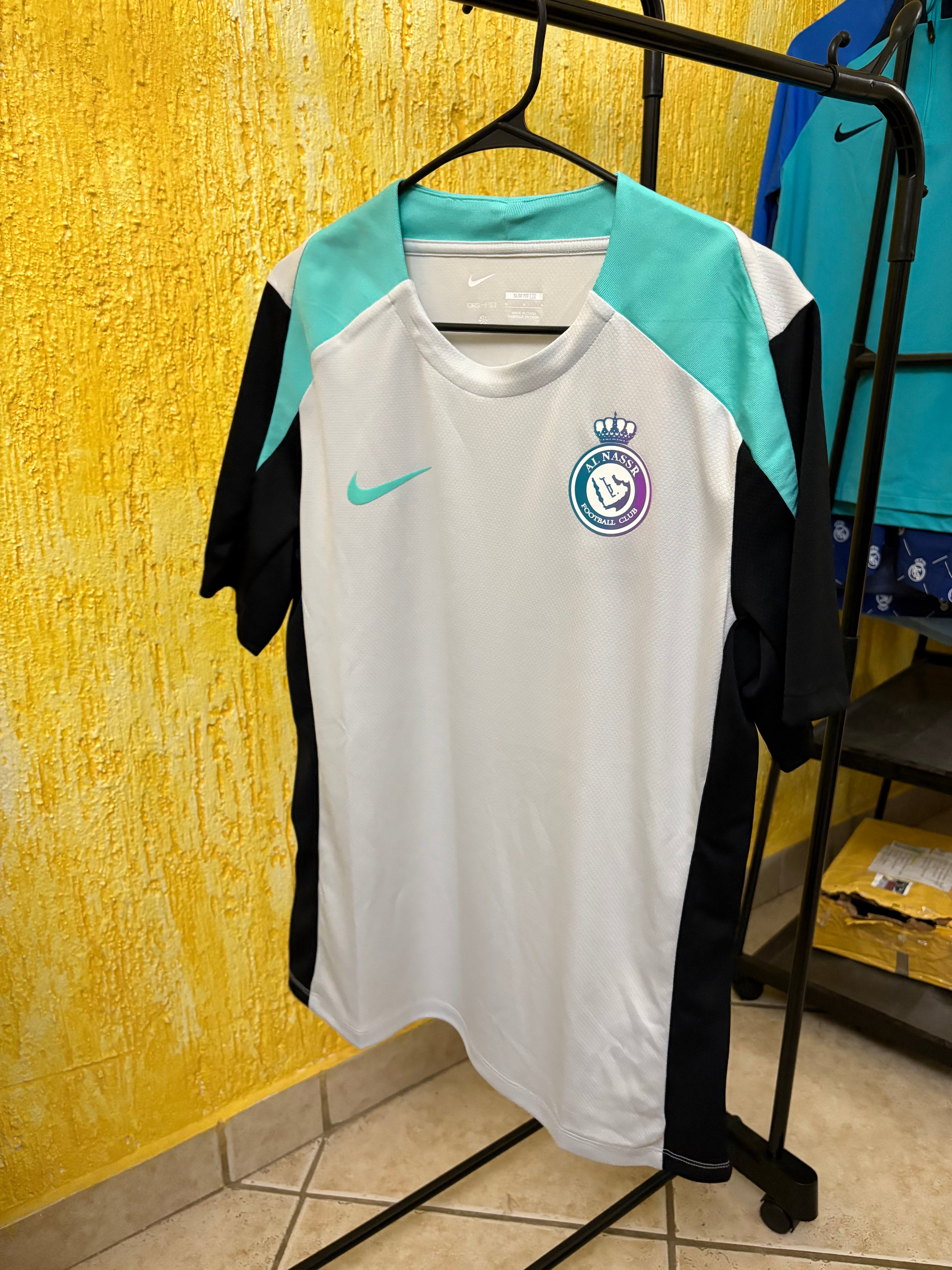 Jersey de entrenamiento Nike Futbol Strike (CON ESCUDO DEL AL NASSR APLICADO )