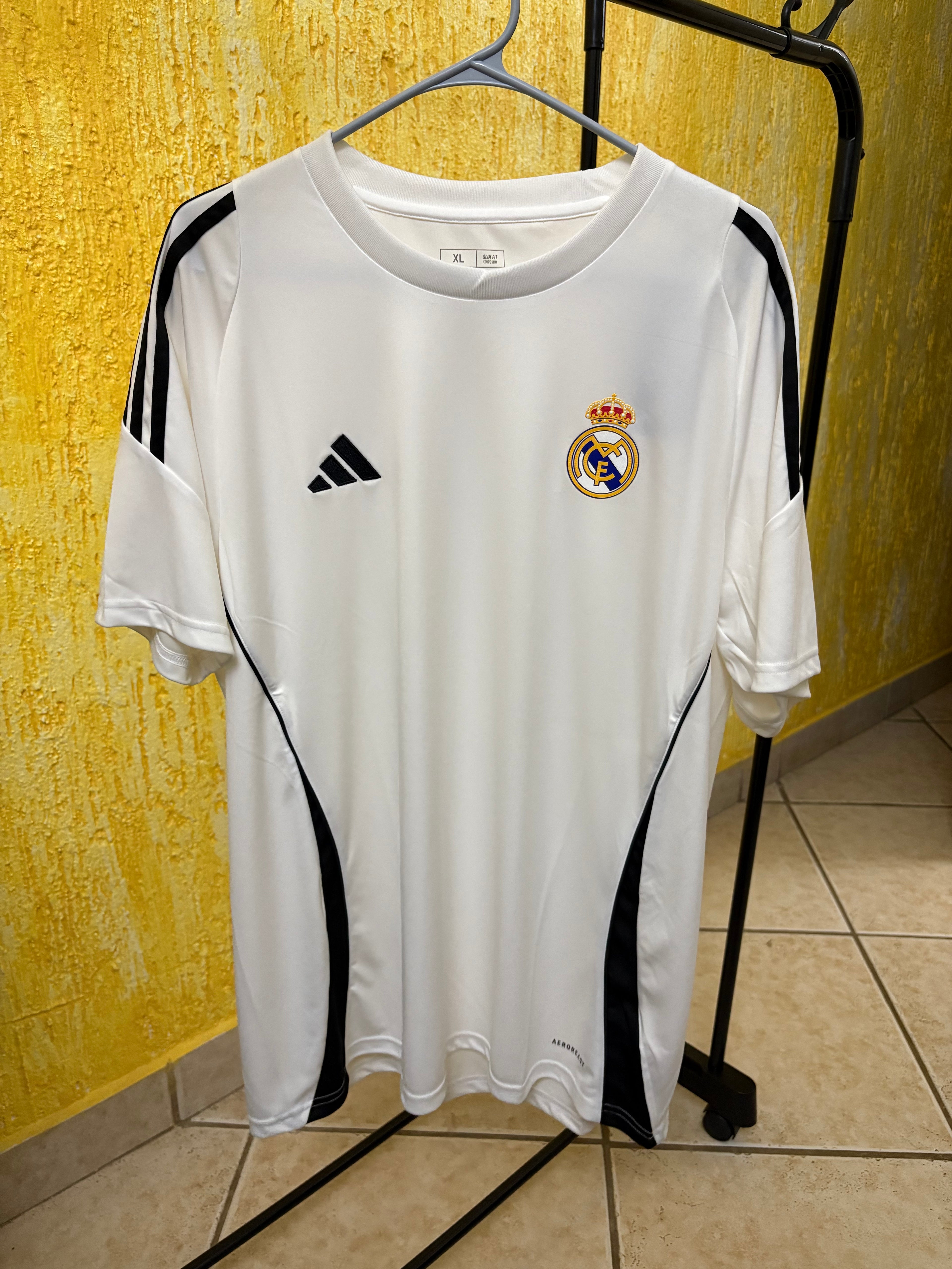 Jersey de entrenamiento Adidas Tiro 24 (CON ESCUDO DEL REAL MADRID APLICADO)