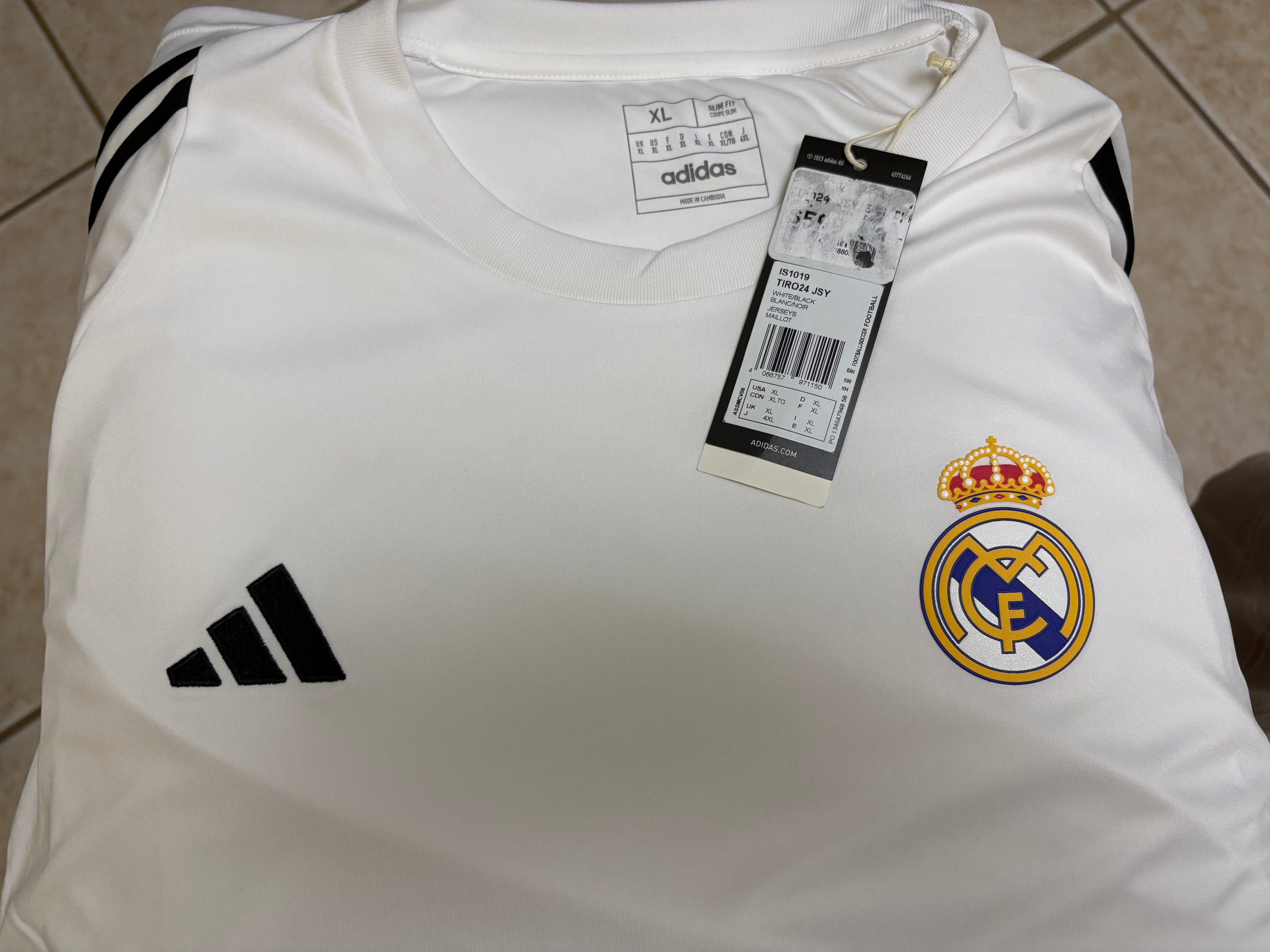 Jersey de entrenamiento Adidas Tiro 24 (CON ESCUDO DEL REAL MADRID APLICADO)