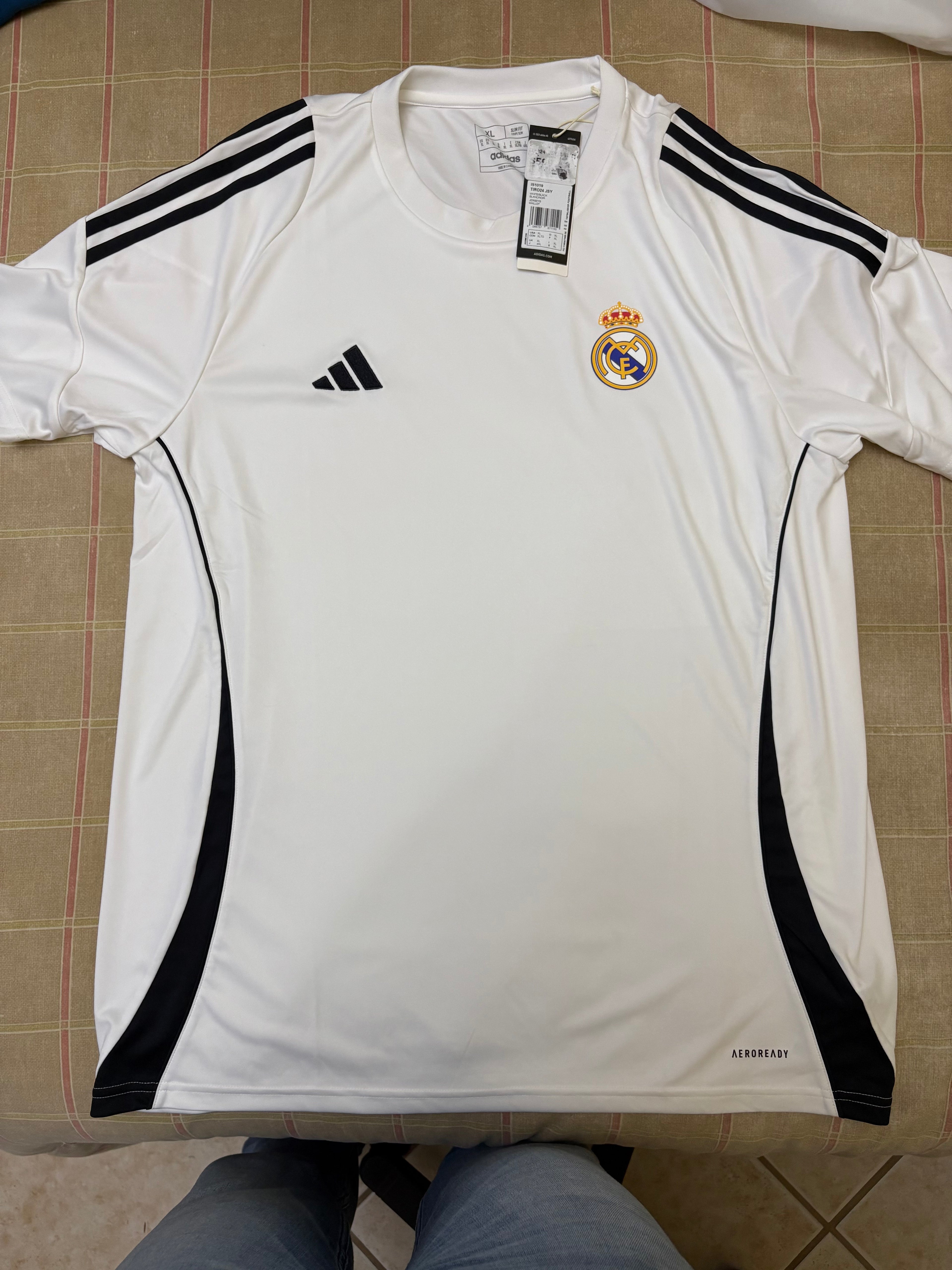 Jersey de entrenamiento Adidas Tiro 24 (CON ESCUDO DEL REAL MADRID APLICADO)