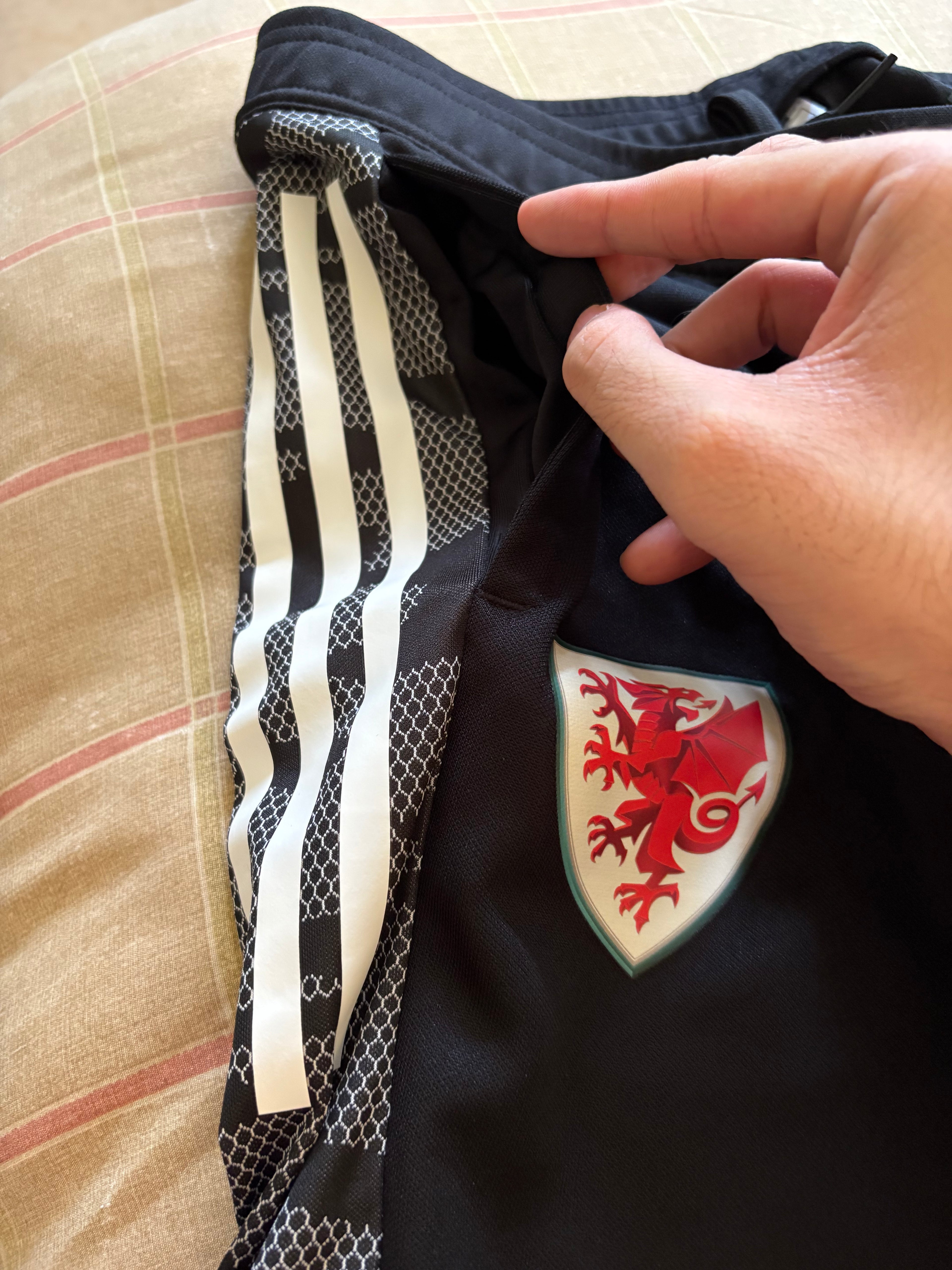 Pants Adidas Selección Nacional de Gales (PARA MUJER)