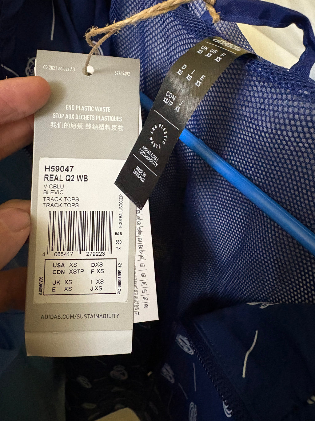 Chamarra estilo rompevientos Real Madrid