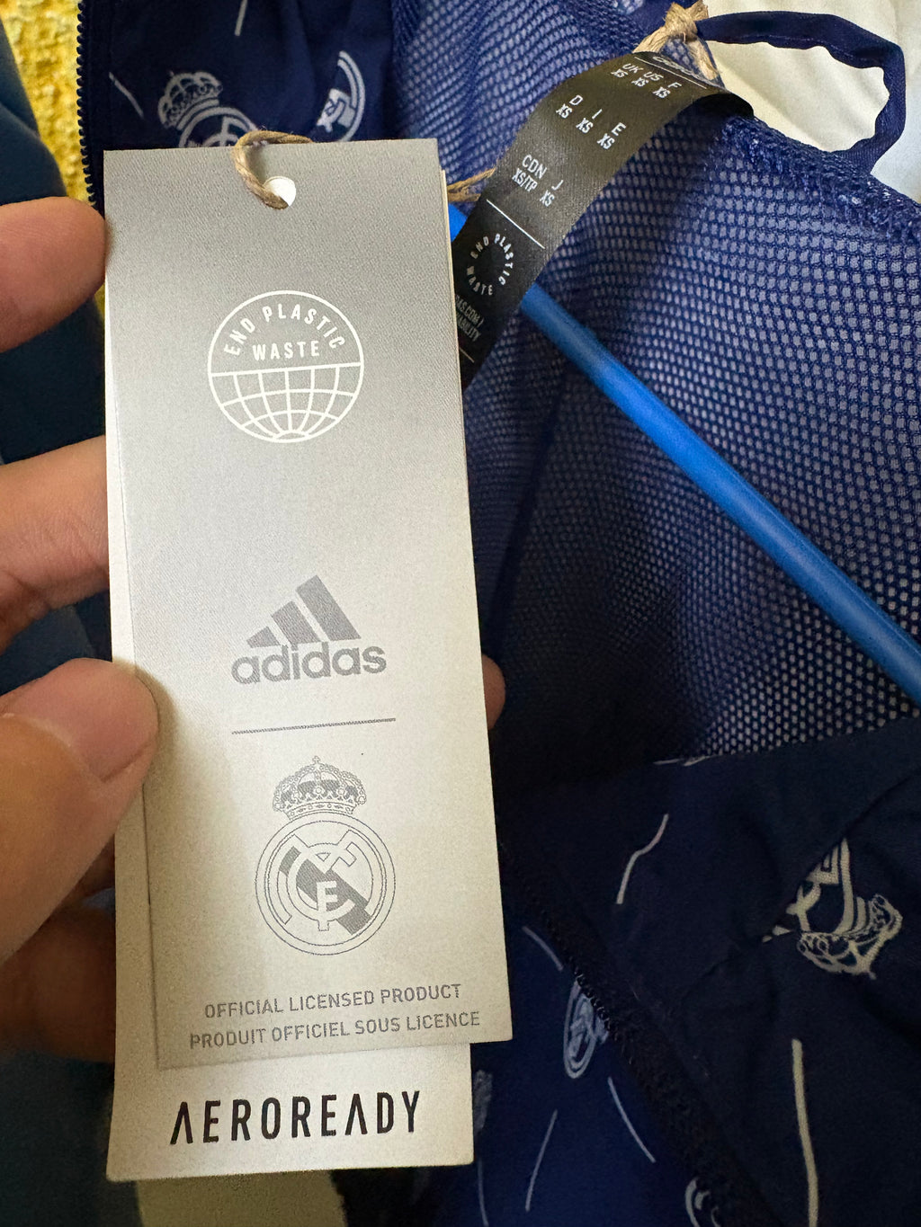 Chamarra estilo rompevientos Real Madrid