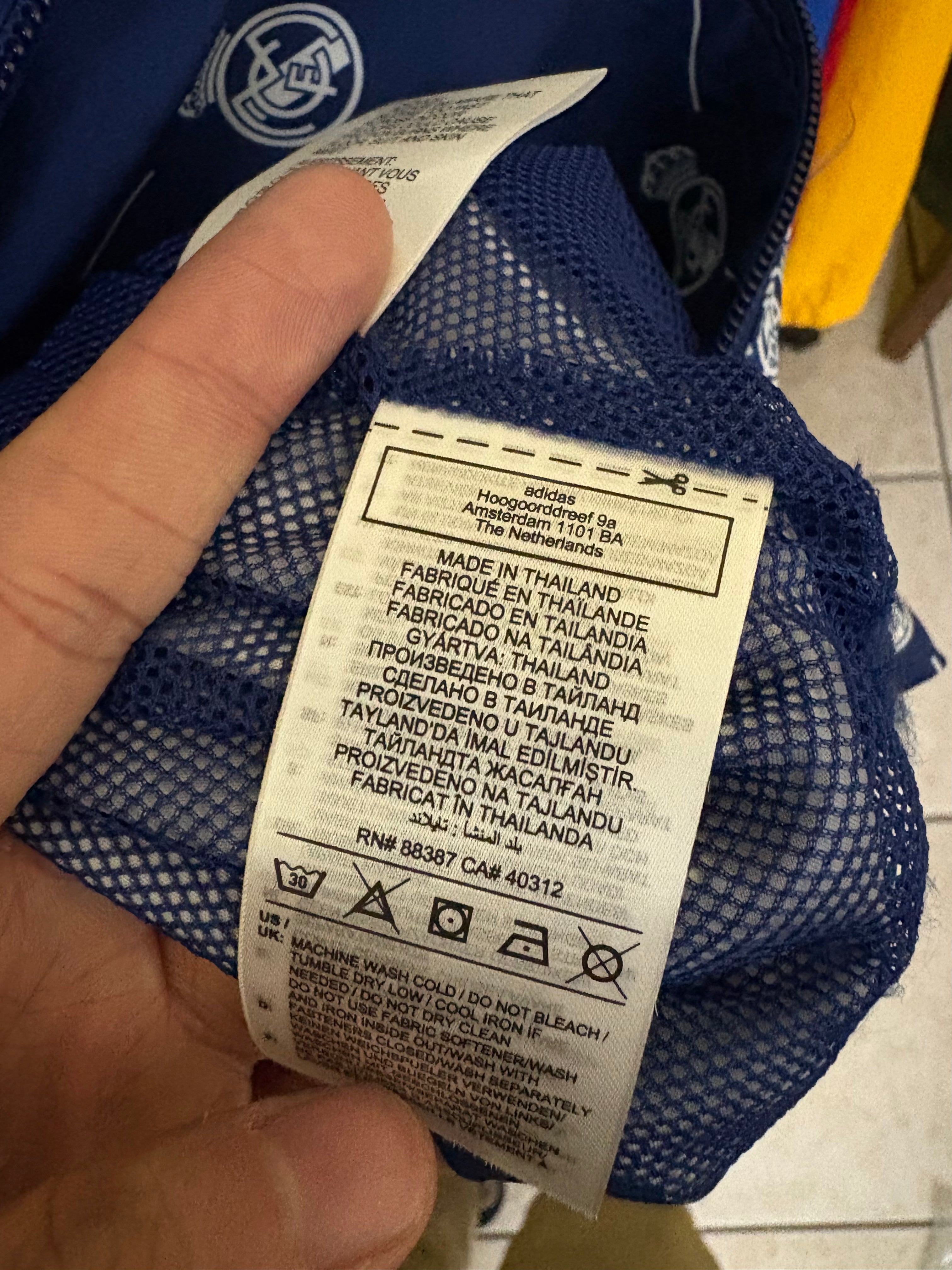 Chamarra estilo rompevientos Real Madrid