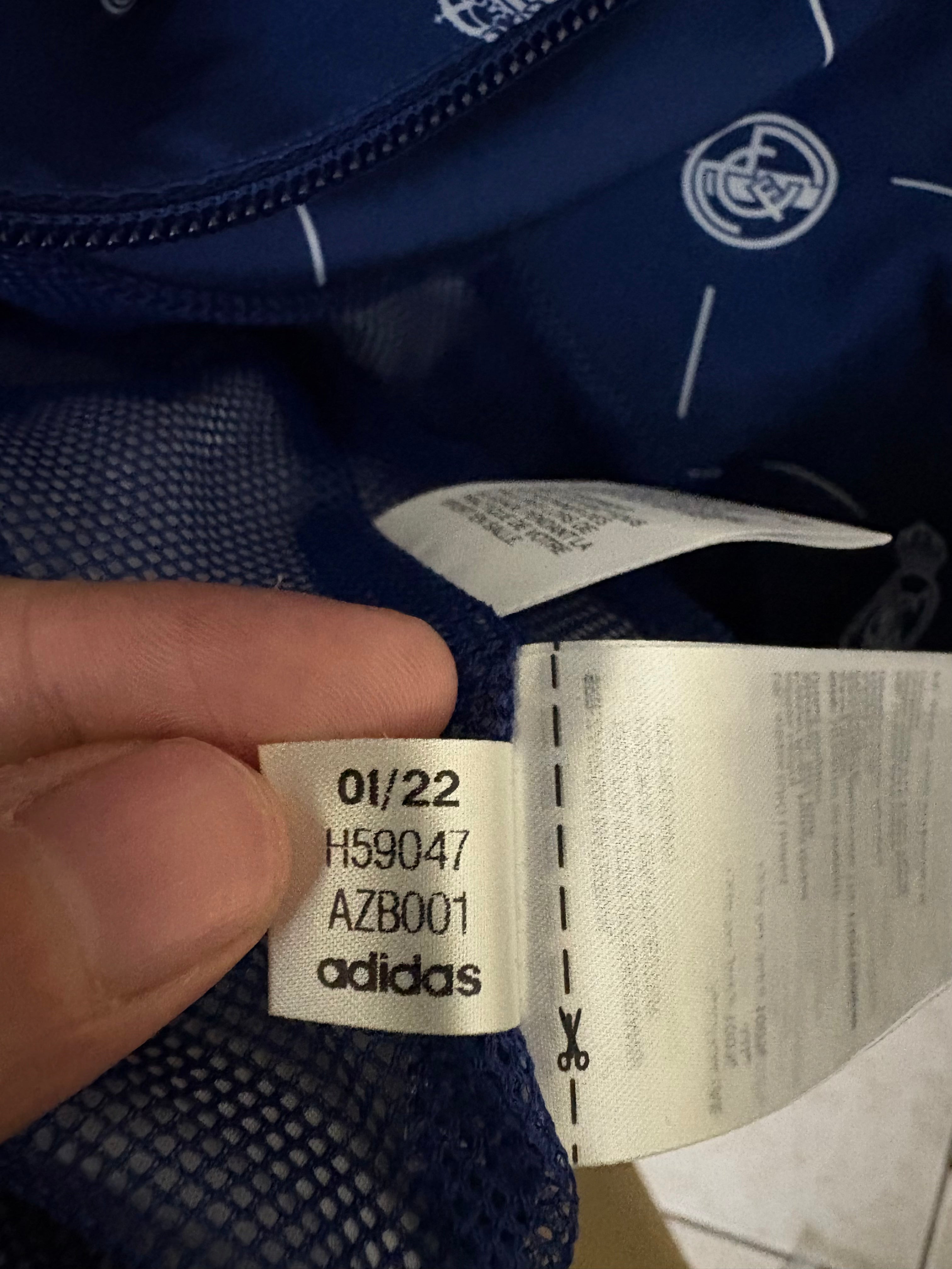 Chamarra estilo rompevientos Real Madrid