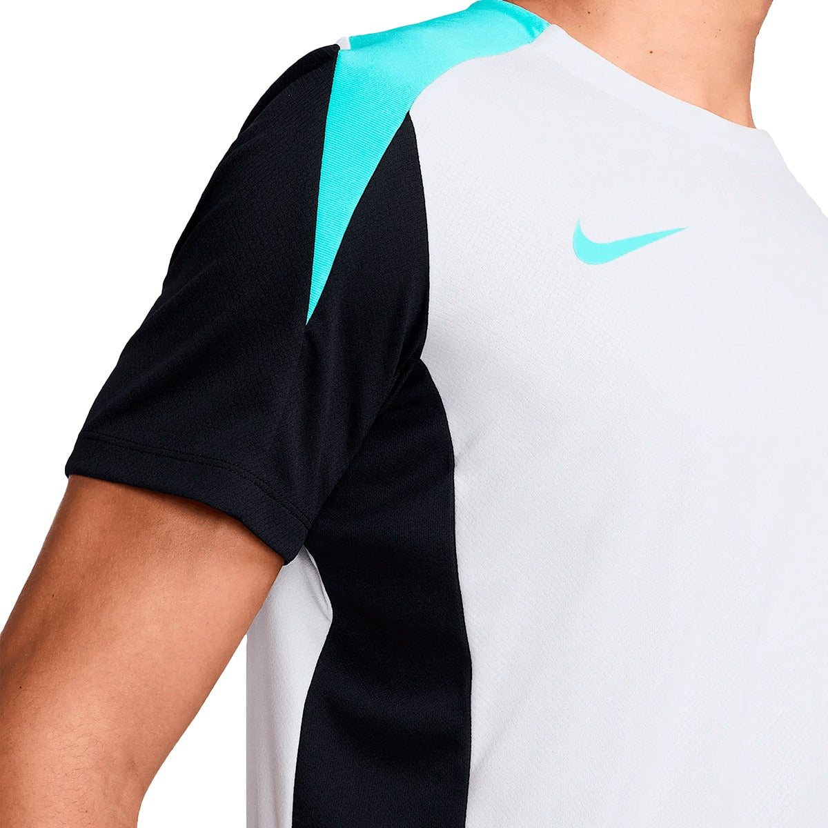 Jersey de entrenamiento Nike Futbol Strike (CON ESCUDO DEL AL NASSR APLICADO )